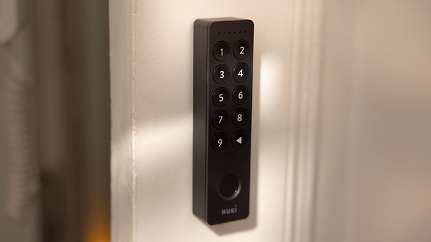 Ein Nuki Smart Lock Pro, montiert an einer Wand mit einer numerischen Tastatur.