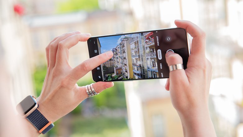 OnePlus 10T 5G bei der Aufnahme eines Fotos.