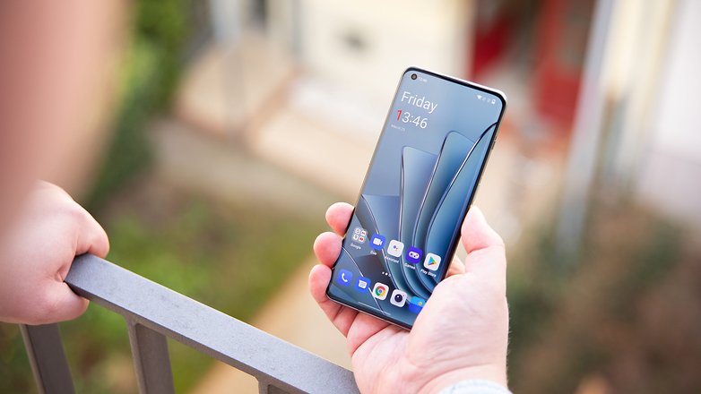 OnePlus 10 screen outdoors