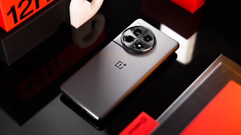 Sampul belakang OnePlus 12R secara detail