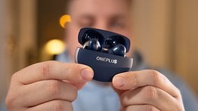 Eine Person hält ein navyblaues OnePlus Buds Pro 3 Gehäuse mit Ohrstöpseln darin.