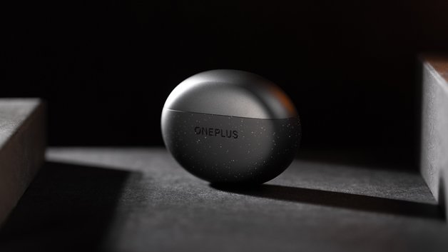 OnePlus Nord Buds 3 Pro-Ladegehäuse in einem dunklen Rahmen.
