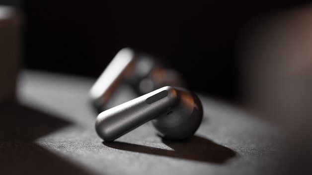 Nahaufnahme der drahtlosen Kopfhörer OnePlus Nord Buds 3 Pro auf einer dunklen Oberfläche.