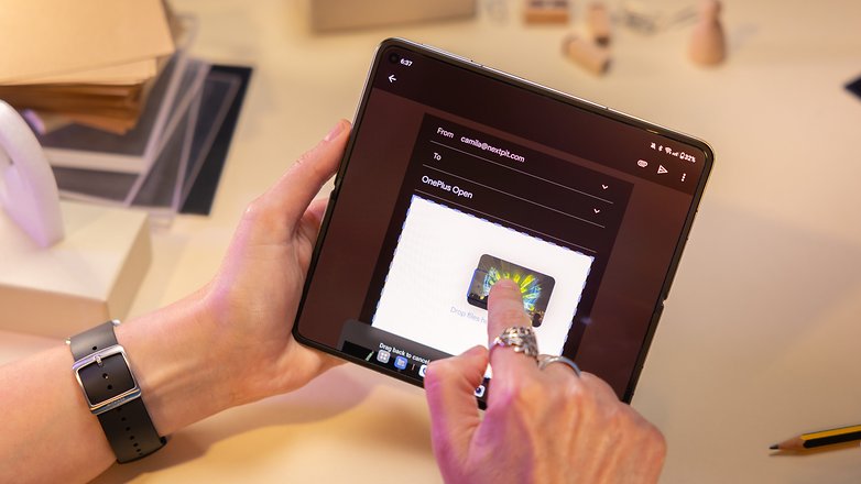 Une personne joint des images à un courriel sur l'écran principal du OnePlus Open