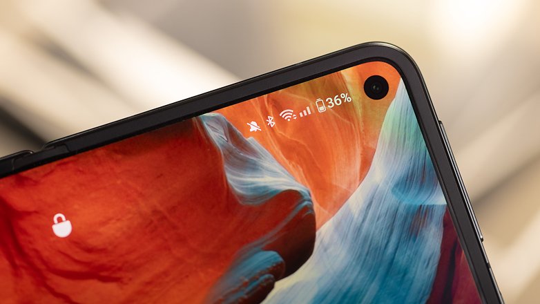 Blick auf die Selfie-Cam des aufgeklappten Displays beim OnePlus Open