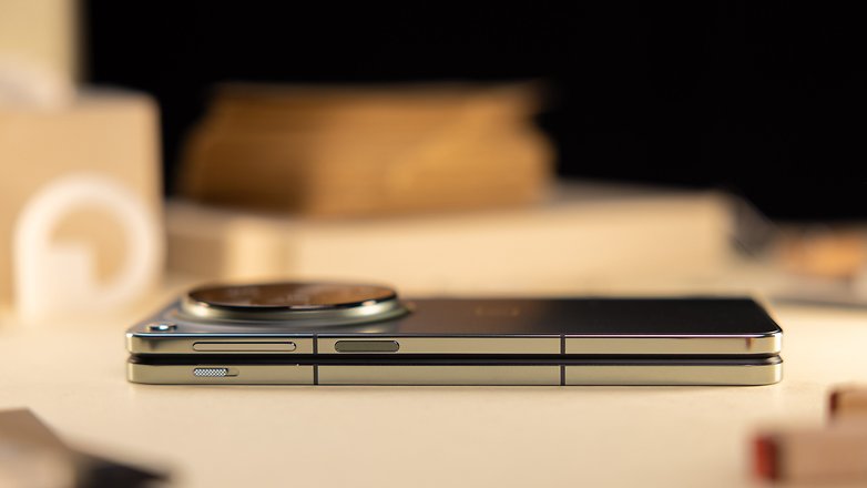 OnePlus Open dilipat di atas meja