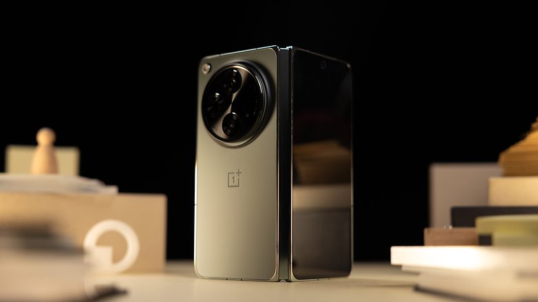 OnePlus Open camera and cover screen highlighted