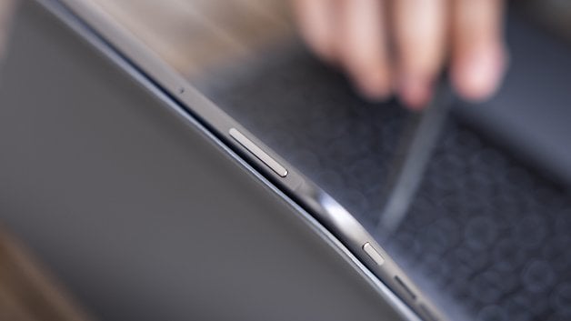 Un gros plan sur le bouton d'alimentation et la bascule de volume de la OnePlus Pad 2