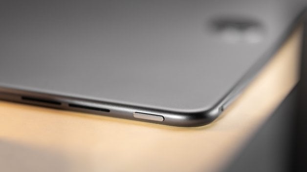 Le bouton d'alimentation et haut-parleur du OnePlus Pad 2 vus de près