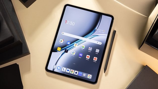 La OnePlus Pad 2 vu de face, avec l'écran d'accueil.