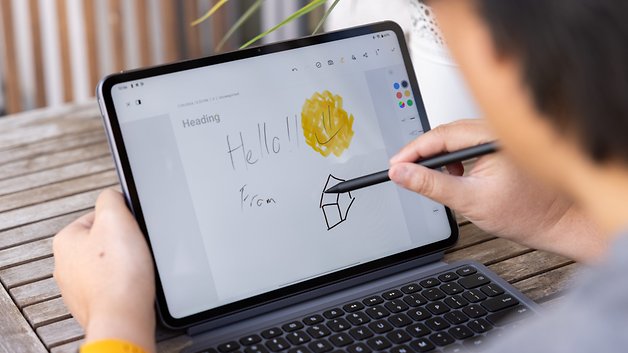 La OnePlus Pad 2 en mode productivité avec le clavier intelligent et le stylet.