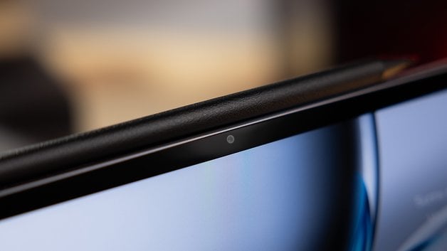 Die Selfie-Kamera des OnePlus Pad 2 und der angebrachte Stylus aus der Nähe betrachtet.