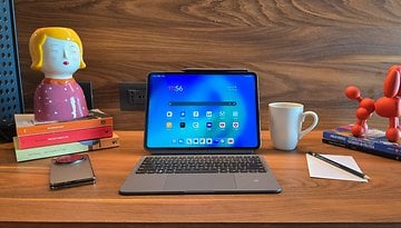 La tablette OnePlus Pad 2 posée en mode paysage sur une table avec son clavier posé devant et son écran allumé.