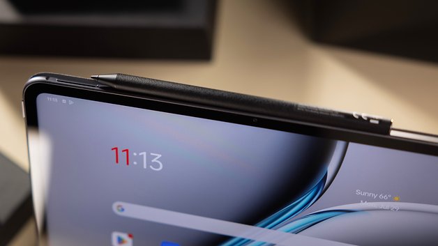 La tranche supérieure du OnePlus Pad 2 avec le stylet attaché magnétiquement.