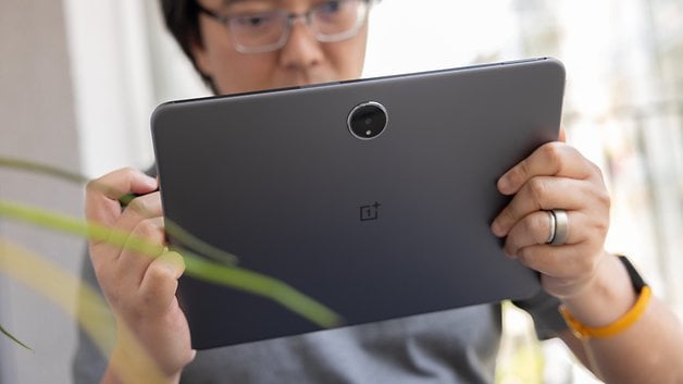 La OnePlus Pad 2 tenu à la main lors de son utilisation avec un stylet.