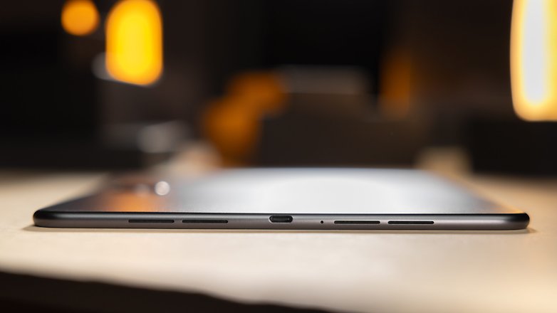 OnePlus Pad  2 von unten in Nahaufnahme mit Blick auf den USB-C-Anschluss