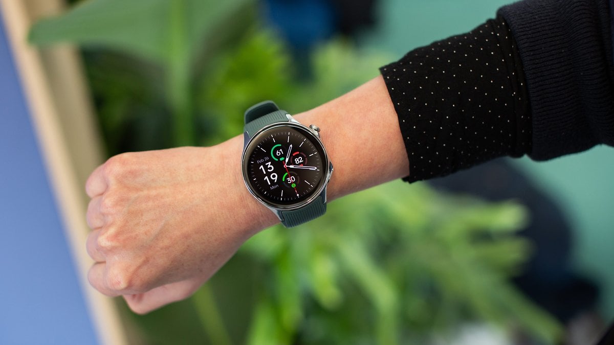 La OnePlus Watch 2 vue de face et portée au poignet d'un bras droit