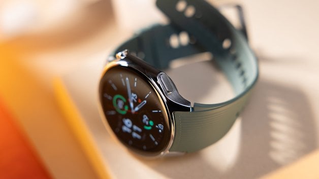 Le bouton de raccourci de la OnePlus Watch 2 en détail