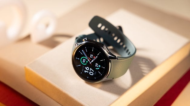 Fokus auf das Display der OnePlus Watch 2