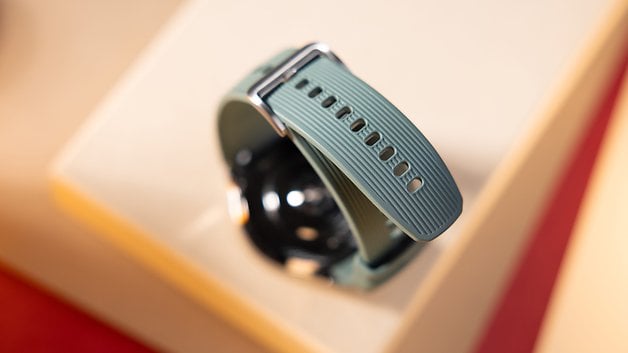 Le bracelet de la OnePlus Watch 2 en détail, avec les trous de réglage.