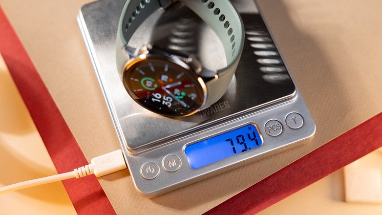 Die OnePlus Watch 2 auf einer Küchenwaage.