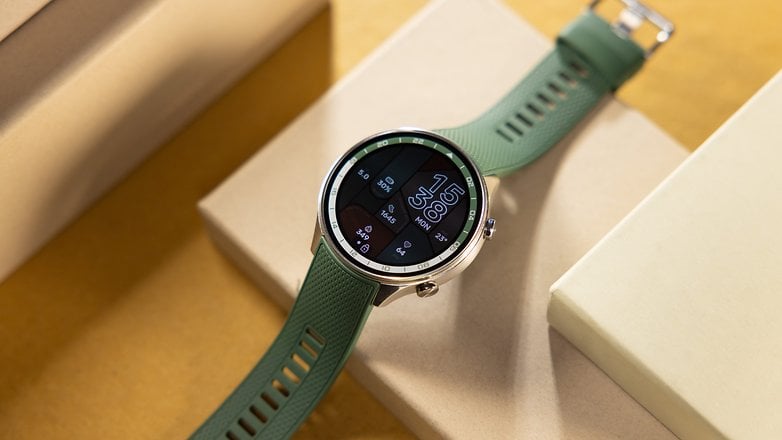 Display der OnePlus Watch 2R mit aktiviertem Always-On-Display.