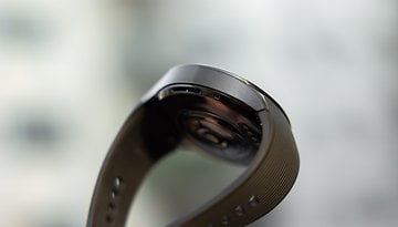 Un primer plano del OnePlus Watch 3, mostrando su diseño elegante y los detalles de la correa.
