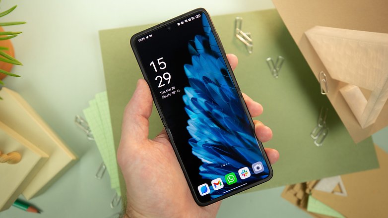 L'Oppo Find N2 Flip vu de face, totalement déplié et tenu dans une main avec l'écran principal allumé