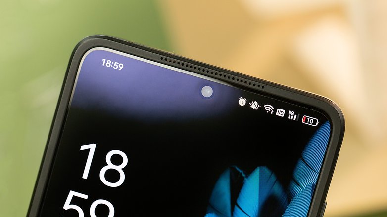 L'Oppo Find N2 Flip vu de face avec un zoom sur sa caméra selfie centrée en haut de l'écran intérieur