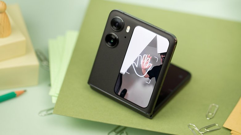 L'Oppo Find N2 Flip vu de dos et plié à 90° avec l'écran de couverture servant de viseur pour prendre une photo