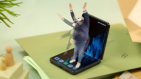 L'Oppo Find N2 Flip posé à plat avec son écran plié à 90 degrés