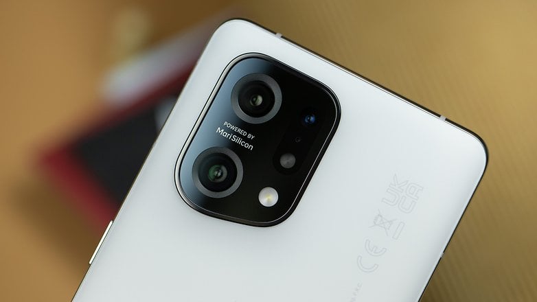 Rückseite des Oppo Find X5 mit Blick auf das Kamerasystem