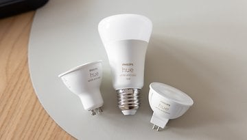 Drei Philips Hue Smart-Glühbirnen auf einer hellen Oberfläche.