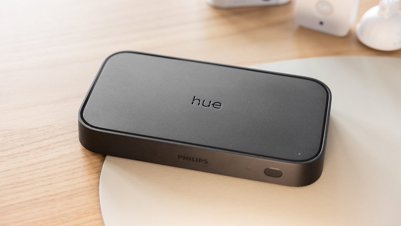 Hub de lumière intelligente Philips Hue sur une table en bois. Hub de lumière intelligente Philips Hue sur une table en bois.