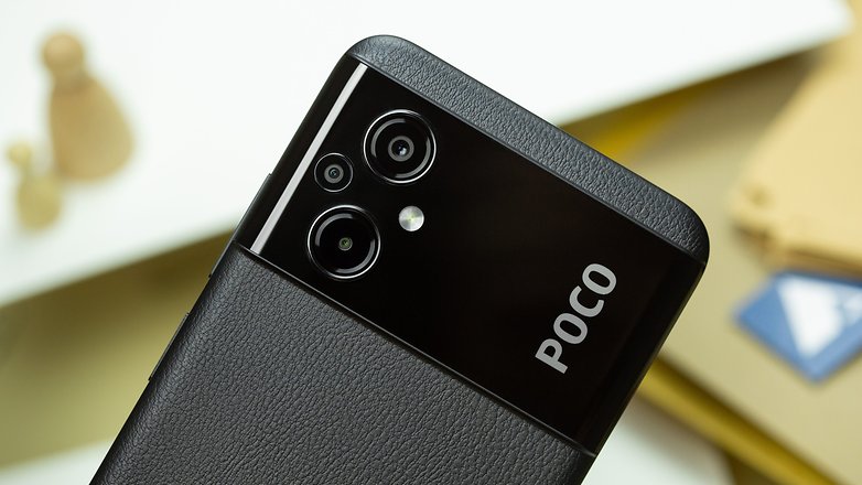 Rückseite des Poco M5 mit Fokus auf die Kamerasektion