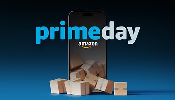 Telefon zeigt 'Prime Day' mit Amazon-Logo und verstreuten Paketen.