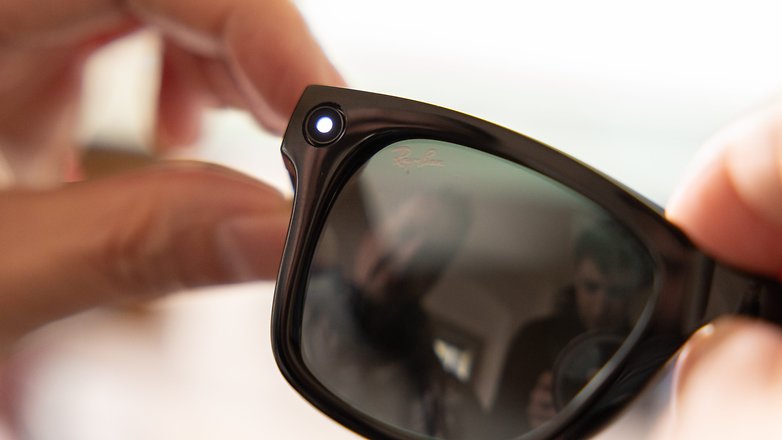 Meta Smart Glasses outward-facing LED