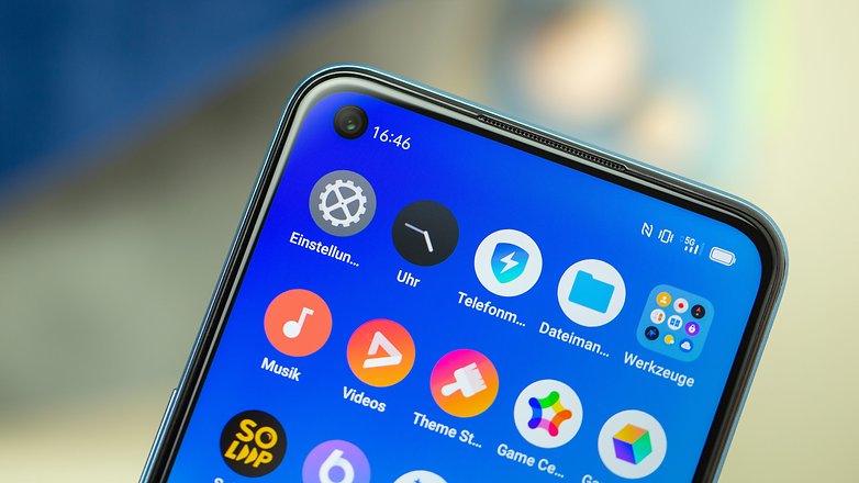 NextPit Realme 8 5G front camera