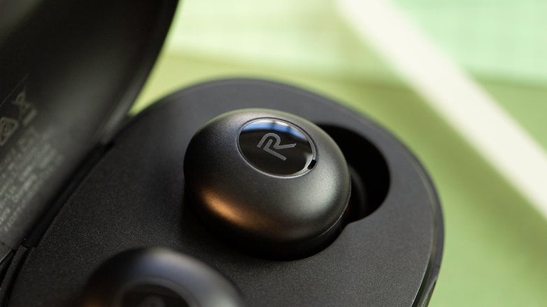 NextPit Realme Buds Q case headphone