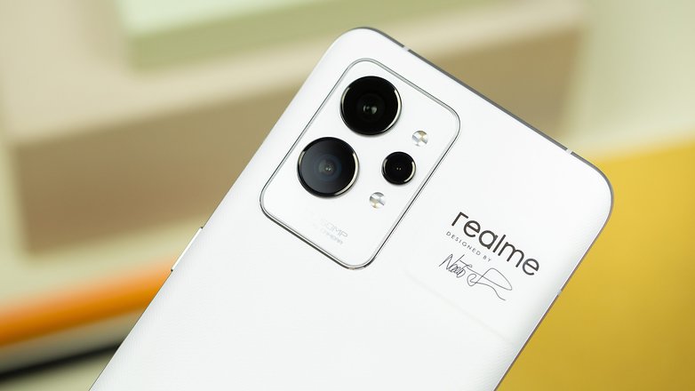 Le Realme GT 2 Pro de dos avec vue sur son triple module photo