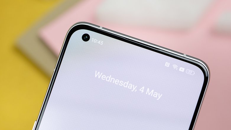 Ecran du Realme GT 2 Pro avec son poincon centre en haut a gauche