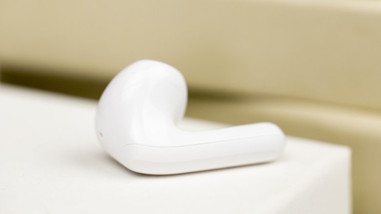 Redmi Buds 4 Lite - ein Ohrhörer liegt auf dem Tisch