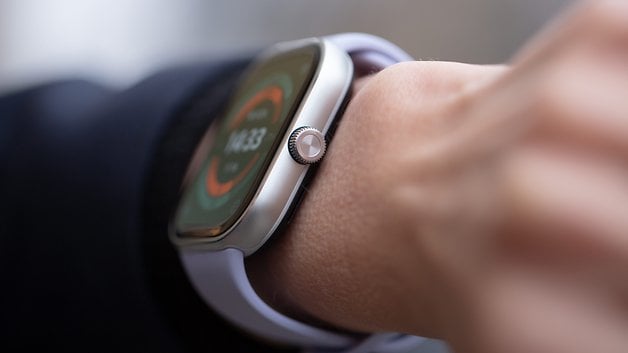 Gros plan d'une Redmi Watch 5 au poignet affichant l'heure et des indicateurs de fitness.