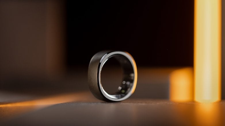 Une vue de profil de la RingConn Smart Ring