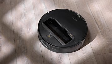 Ein Roborock Saros Z70 Saugroboter auf einem Holzboden.