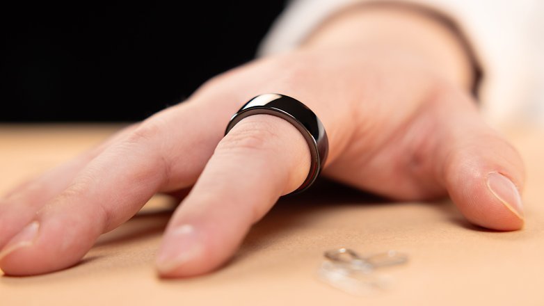 La bague connectée Rogbid Smart Ring portée sur un index droit d'une main posée à plat