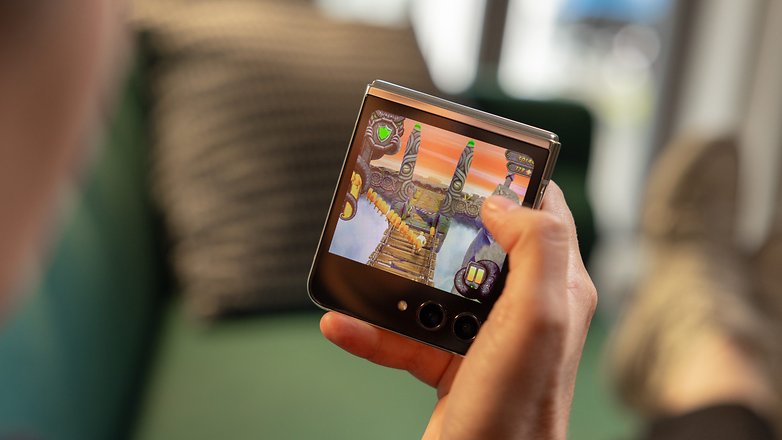 Temple Run wird auf dem Cover-Display des zugeklappten Galaxy Z Flip 5 gespielt