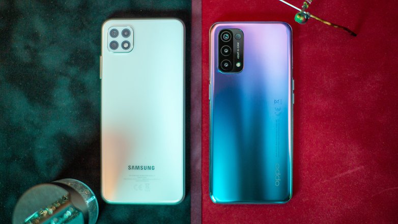 Samsung Galaxy A22 5G et Oppo A54 5G vus de dos