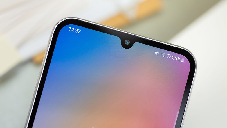 Nahaufnahme des Galaxy A34 mit Blick auf Notch und Display