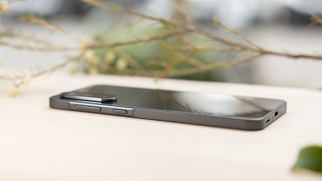 Samsung Galaxy A36 em cima de uma mesa.